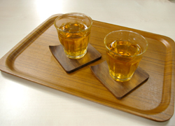SAITO WOODのウッドトレイとMOGU-KAGUのコースターでお茶出し