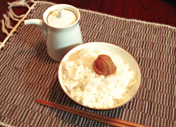 白山陶器の天目茶碗としょうゆさしのある食卓