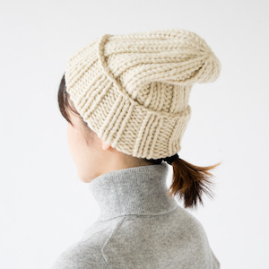 両親へのプレゼントに暖かなニット小物を -定番だからこそ上質なアイテムを贈る