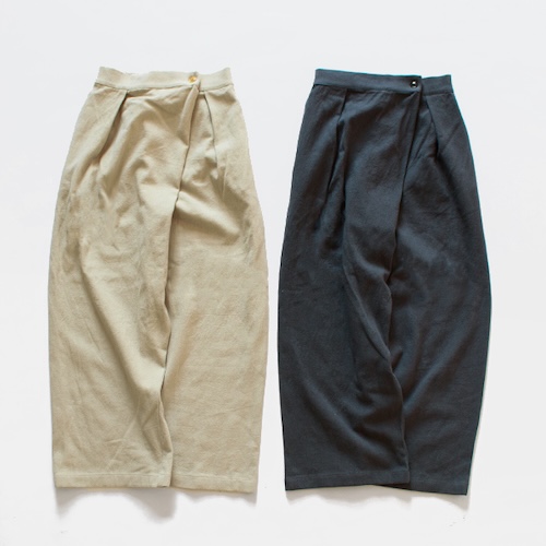 軽やかなコットンリネンで登場。「楽だけど、きれい」を追求した、オリジナルラップパンツ。